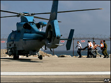 Израильские войска транспортируют пострадавших в результате инцидента