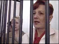 Bingazi'deki mahkeme salonunda duruşmayı izleyen sanıklar