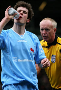 剑桥11号和主裁判(执法英超的裁判) 陈芸摄