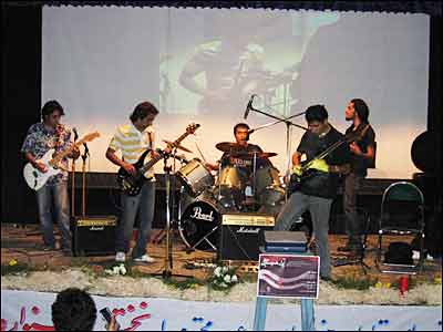 گروه تارانتیس در حال اجرای کنسرت