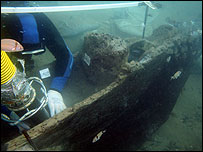 Mergulhadores colocaram redes em volta do barco