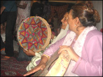 همکاری در محافل خوشی