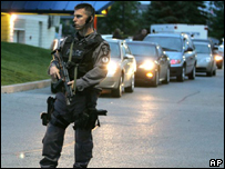 Policial durante operação de prisão dos acusados