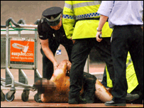 polícia domina suspeito