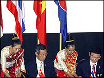 Lãnh đạo Asean ký thoả thuận mậu dịch với lãnh đạo Trung Quốc tại Vientian