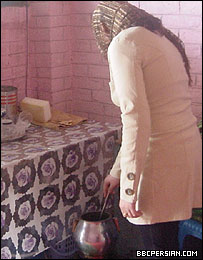 دختر دانشجو در حال آشپزی در خوابگاه