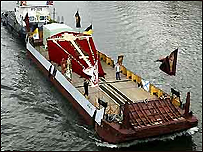 Tàu chở thập tự giá về Moscow