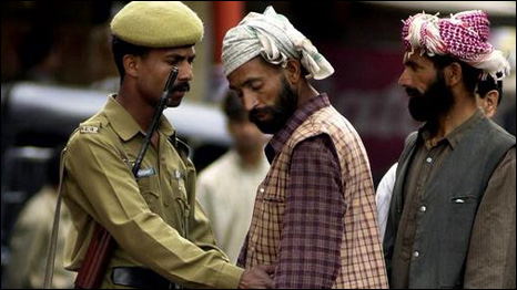 Registro de personas en la frontera indo-paquistaní (Foto: AP)