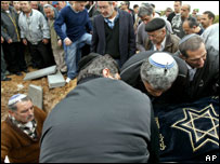 Enterro de uma das vítimas do ataque em Sderot, no sul de Israel