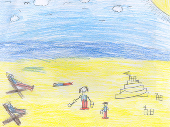 Traeth melyn gyda phobl yn torheulo a phlant efo bwced a rhaw