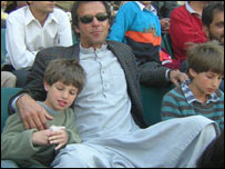 عمران اپنے بیٹوں کے ساتھ 