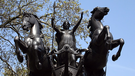 Cerflun o Buddug ar bont Westminster yn Llundain