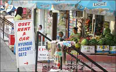 درخيابان جمهوريت مغازه های دو طرف خيابان پله می خورد می رفت پائين