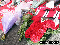 有数千人参加了在空难当地举行的纪念仪式