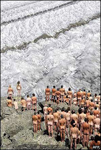 Voluntários nus nos Alpes