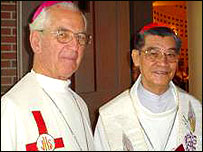 Hồng y Phạm Minh Mẫn (trái) và Giám mục đã nghỉ hưu John S. Cummnins-hình của National Catholic Reporter