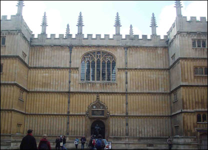 牛津20多家图书馆中最大的一个，书不外借。里面古香古色。