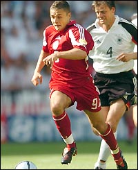 Atacante da Letônia tenta contra-ataque e é destaque da partida