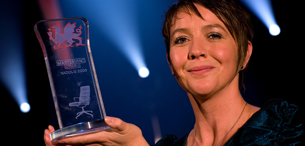 Maria pride gyda thlws Mastermind Cymru Nadolig