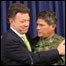 O ministro da Defesa da Colômbia, Juan Manuel Santos (E), e o comandante das Forças Armadas da Colômbia, general Freddy Padilla