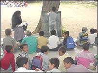 دانش آموزان افغان در فضای باز درس می خوانند