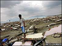 کودکی در ميان ويرانه خانه اش در بندا آچه اندونزی