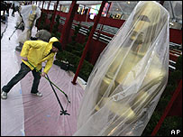 Estatueta gigante do Oscar e tapete vermelho cobertos com plástico