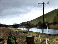 Přerušené elektrické vedení po bouři (ilustrační foto)