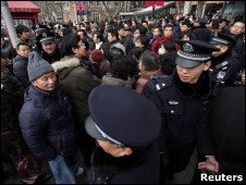 上海鬧市區布防的警察(20/2/2011)