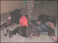 Foto de prisioneiros iraquianos amarrados pelos americanos na prisão de Abu Ghraib