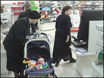 زنان مشغول خريد