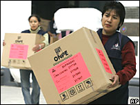 Fiscais eleitorais levam urnas com votos