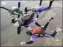 Iniciantes saltam acompanhados de pára-quedista experiente