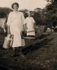 Sarah Jane Roberts Blannant, Talyllychau (mam) a'm chwaer Bernice yn barod i odro. (Tua 1940.) Llun trwy garedigrwydd Brenda James.