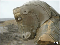 گردشگران زيادی مايل به ديدن آثار باستانی ايران هستند