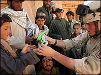 سرباز آمريکايی در ميان کودکان افغان