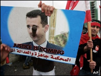 پوستر بشار اسد در تظاهرات بیروت