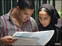 داوطلبان کنکور در حال دريافت کارت ورود به جلسه امتحان