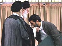 محمود احمدی نژاد، در حال بوسيدن دست آيت الله علی خامنه ای، در روز تنفيذ حکم رياست جمهوری