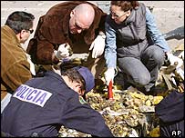 Španělští policisté u zbytku vlaku