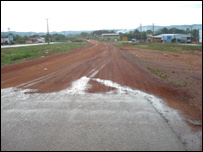 Asfalto da BR-163 em Guarantá do Norte (MT) termina onde a estrada vira areia