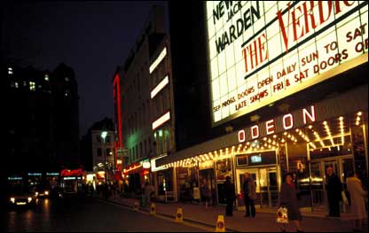 A fachada iluminada do cinema Odeon, em Leicester Square, no West End, a praça onde ficam os grandes cinemas da cidade. Crédito: www.britainonview.com
