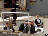 Arafat é levado para dentro do hospital de Clarmart, nos arredores de Paris