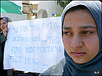 تجمع در خارج از ساختمان سازمان ملل متحد در شهر غزه در اعتراض به حضور نظامی آمريکا در عراق