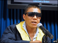 O ex-guerrilheiro Isaza em entrevista coletiva na terça-feira (AFP)