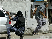 Palestinská policie při ozbrojeném střetu s Hamasem a civilisty