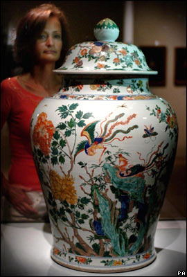 经修复展出的古瓷瓶