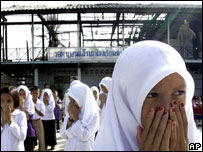 Bé gái khóc bên ngoài trường học bị đốt cháy