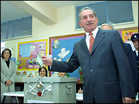 Papadopulos referandumda oyunu kullanıyor