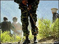 Soldados paquistaneses conduzem suspeitos de pertencer à Al-Qaeda